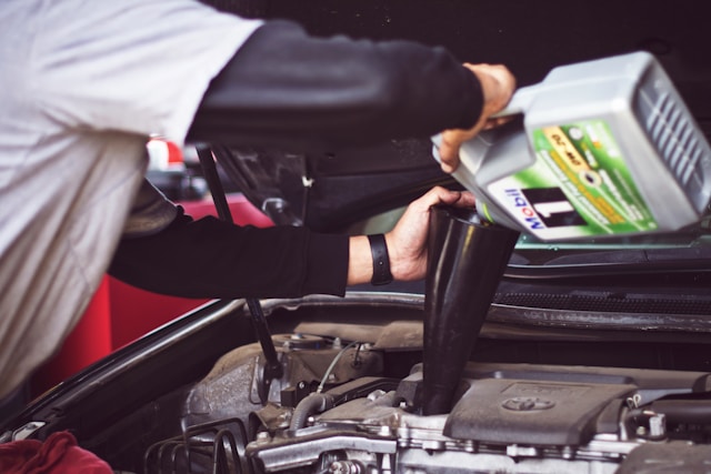 Comment choisir l’huile moteur parfaite pour votre voiture : guide complet